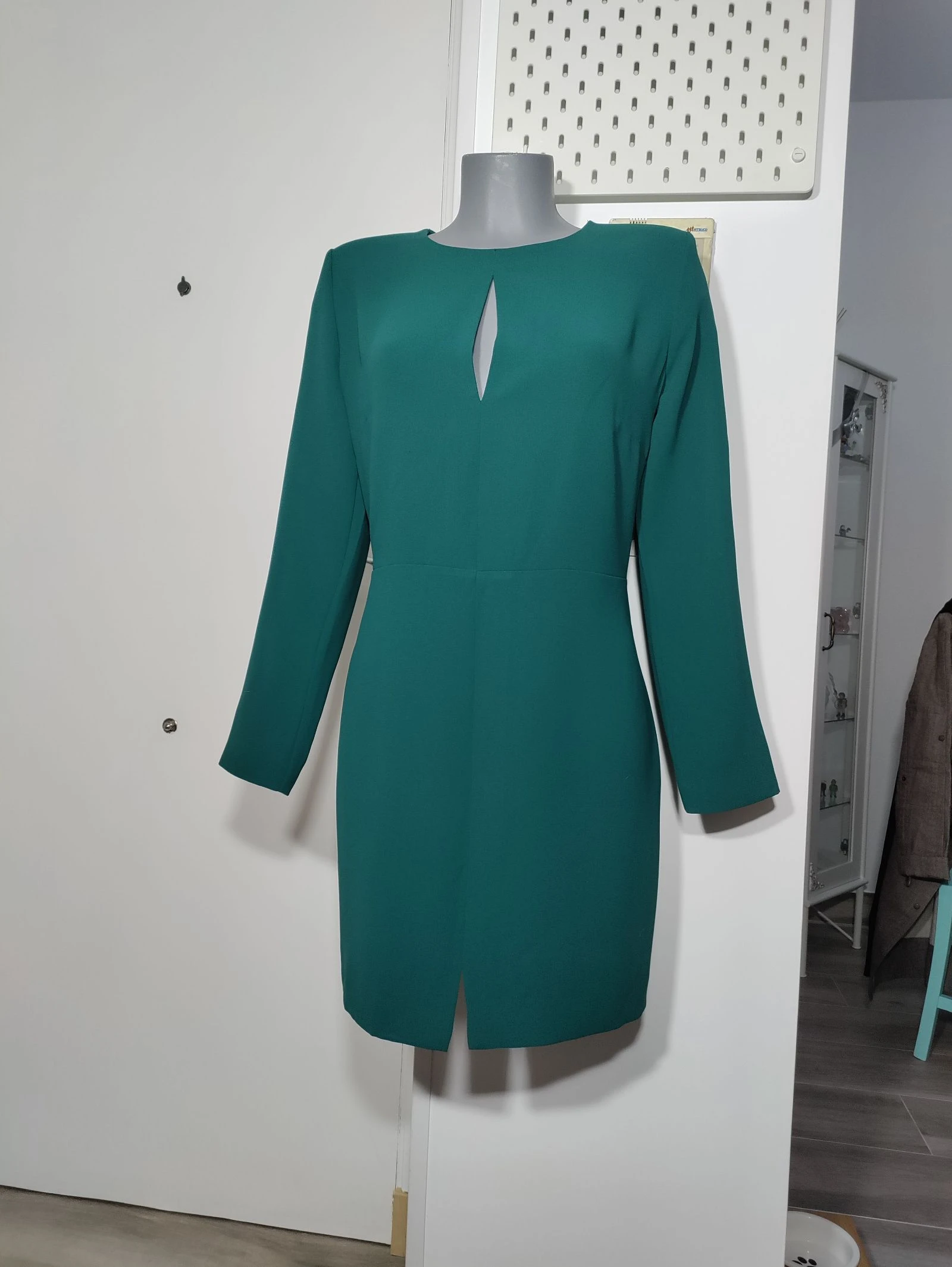 Vestido verde estructurado Mango Suit con hombreras y abertura frontal – Talla L – photo 2